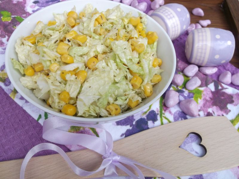 Surówka z kapusty pekińskiej i kukurydzy  Surówka z kapusty pekińskiej i kukurydzy