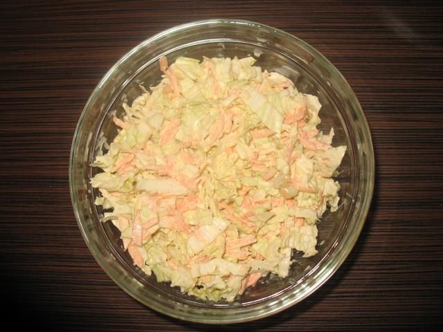 surówka z kapusty pekińskiej i marchewki