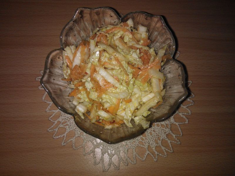 Surówka z kapusty pekińskiej i marchewki Surówka z kapusty pekińskiej i marchewki