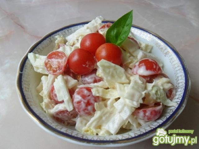 Surówka z kapusty pekińskiej i pomidorów