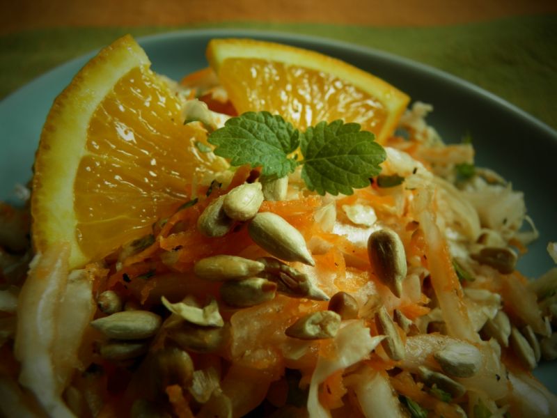 Surówka z kapusty pekińskiej, marchewki i melisy Surówka z kapusty pekińskiej, marchewki i melisy