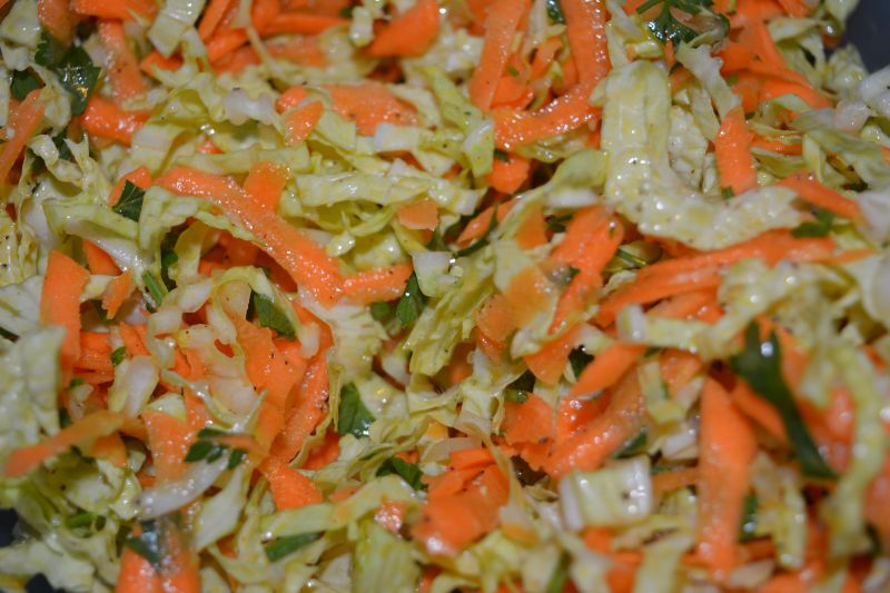 Surówka z kapusty pekińskiej, marchewki i natki