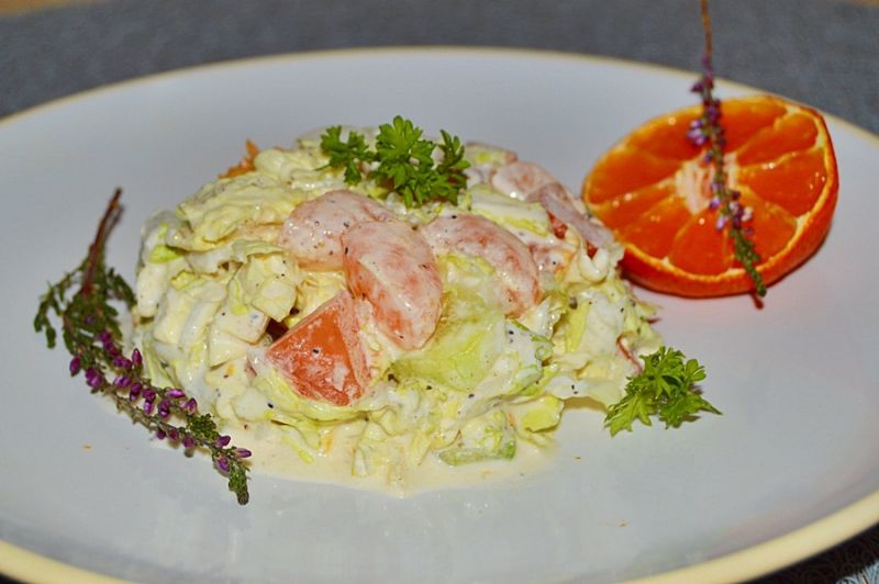 Surówka z kapusty pekińskiej,warzyw i mandarynek