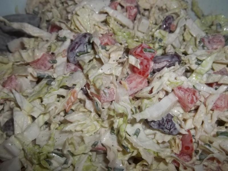 Surówka z kapusty pekińskiej z czerwoną fasolą