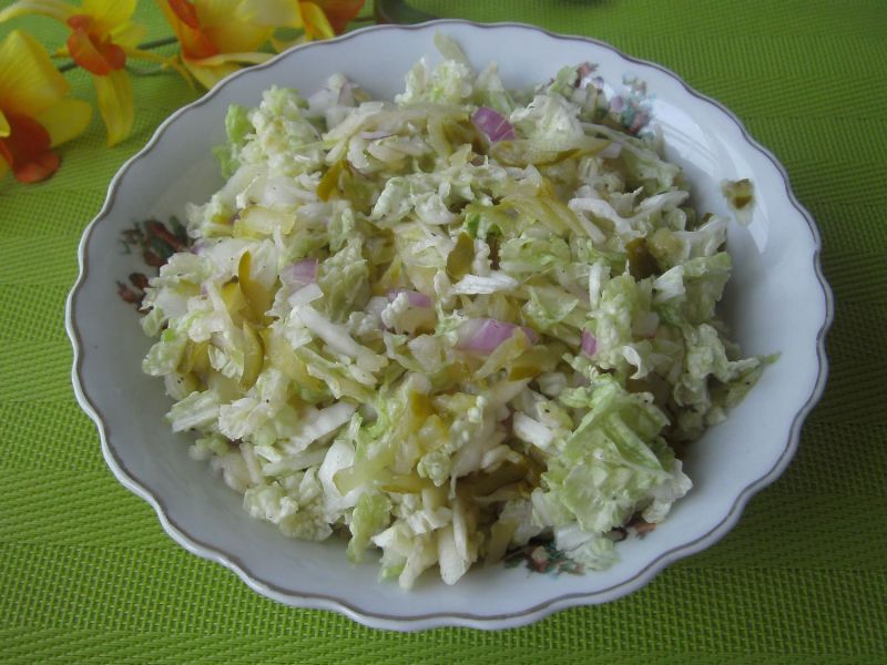 Surówka z kapusty pekińskiej z jabłkiem i ogórkiem