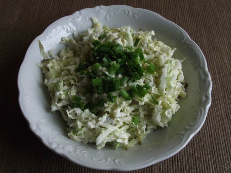 Surówka z kapusty pekińskiej z kiszonym ogórkiem  Surówka z kapusty pekińskiej z kiszonym ogórkiem