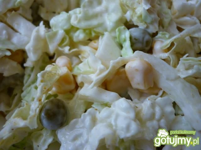 Surówka z kapusty pekińskiej z kukurydzą