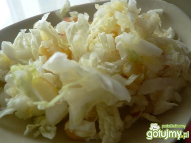 Surówka z kapusty pekińskiej z kukurydzą
