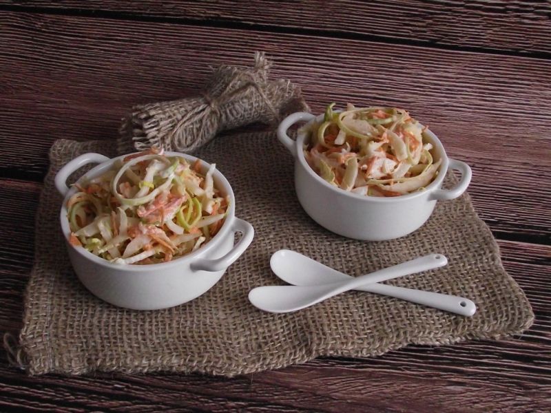 Surówka z kapusty pekińskiej z marchewką i porem 