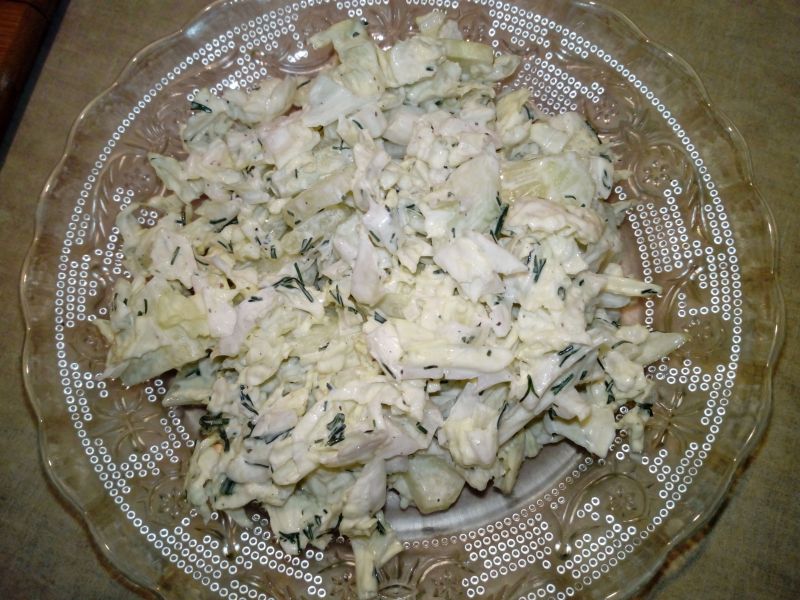 Surówka z kapusty pekińskiej z ogórkiem zielonym 