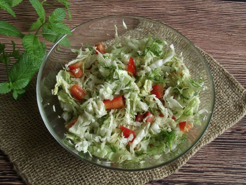 Surówka z kapusty pekińskiej z papryką i koperkiem Surówka z kapusty pekińskiej z papryką i koperkiem