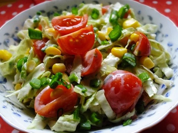 Surówka z kapusty pekińskiej z pomidorkami   Surówka z kapusty pekińskiej z pomidorkami