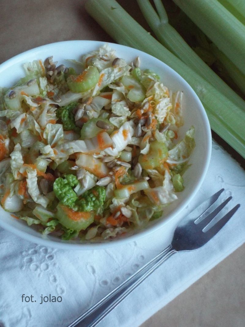 Surówka z kapusty pekińskiej z selerem naciowym