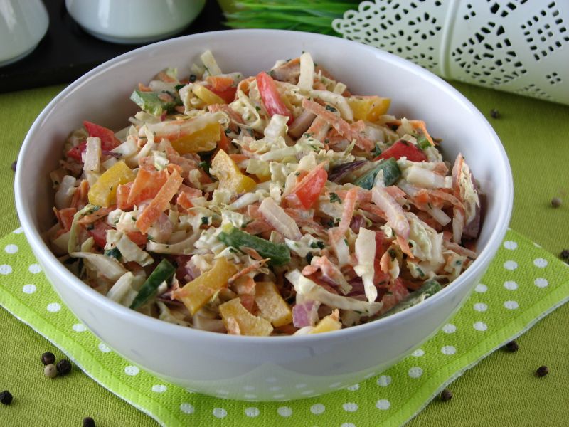 Surówka z kapusty pekińskiej z sosem czosnkowym