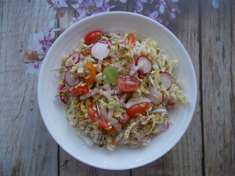 Surówka z kapusty pekińskiej z sosem malinowym Surówka z kapusty pekińskiej z sosem malinowym