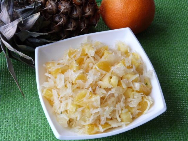 Surówka z kapusty z ananasem i pomarańczą Surówka z kapusty z ananasem i pomarańczą