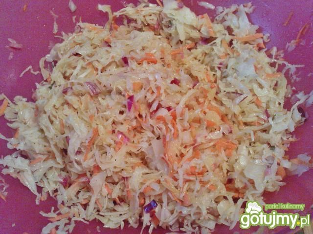 Surówka z kapusty z czerwoną cebulą