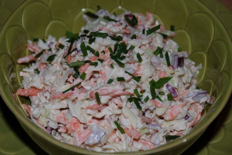 Surówka z kapusty z czerwoną cebulą