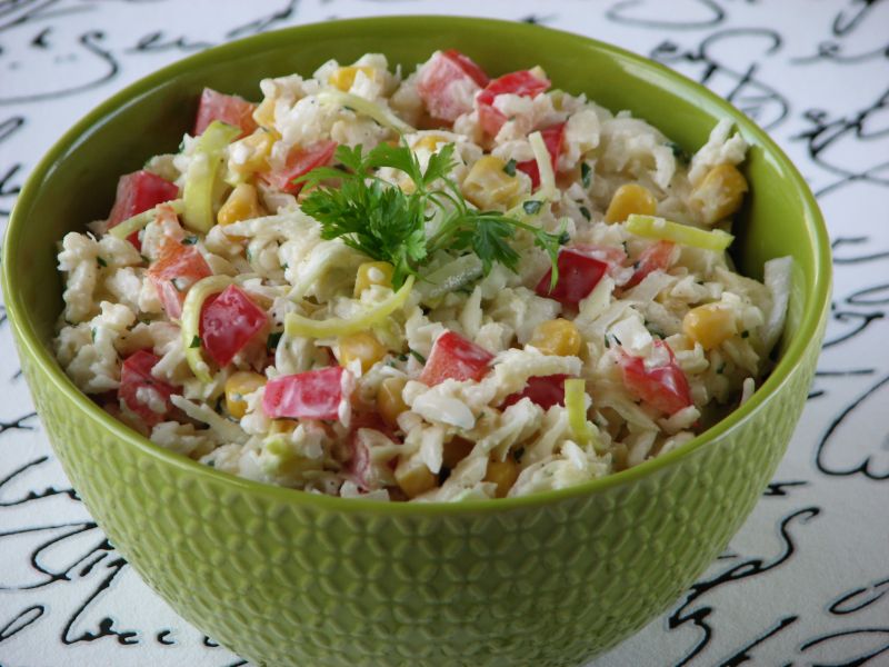 Surówka z kapusty z kukurydzą