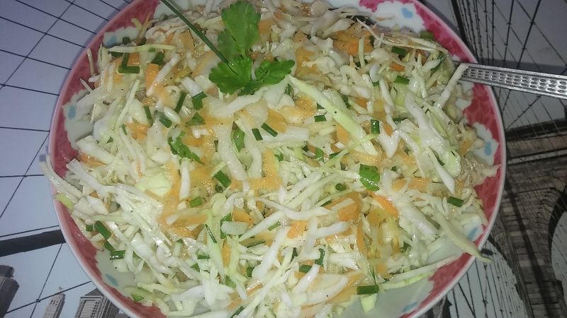 Surówka z kapusty z marchewką i kalarepą