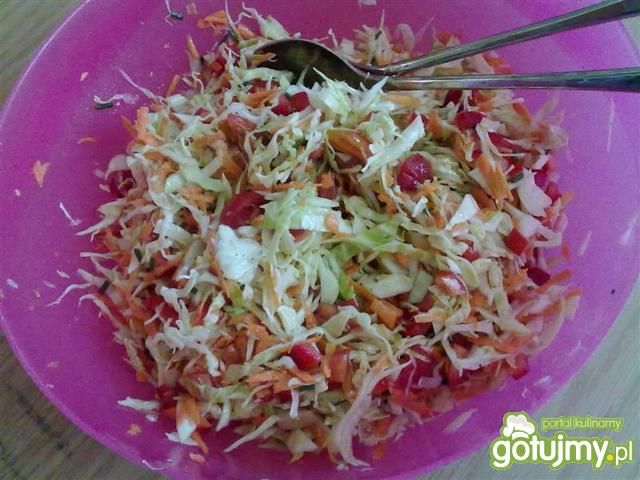 Surówka z kapusty z pomidorkami i papryk