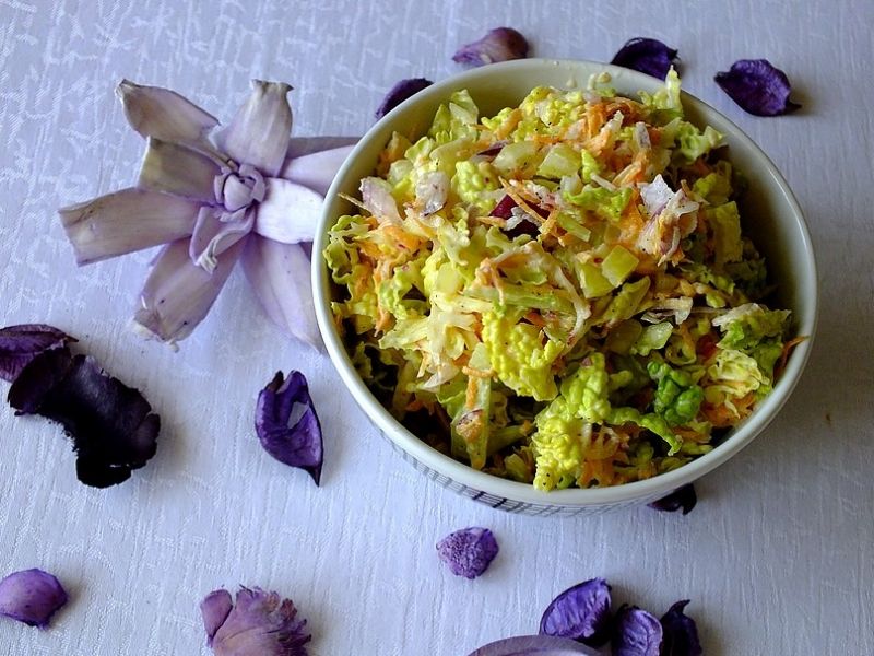 Surówka z kapusty z rzodkiewką i papryką