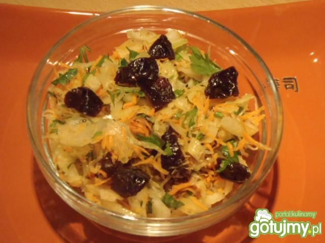 Surówka z kapusty ze śliwkami