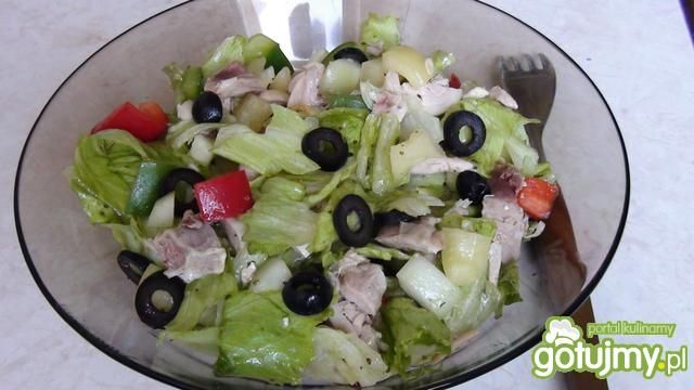 Surówka z kawałkami gotowanego kurczaka Surówka z kawałkami gotowanego kurczaka