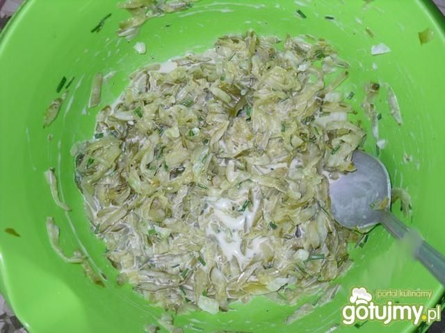 Surówka z kiszonego ogórka 