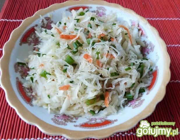 Surówka z kiszonej białej kapusty 