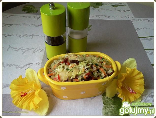 Surówka z kiszonej cukinii z rodzynkami 