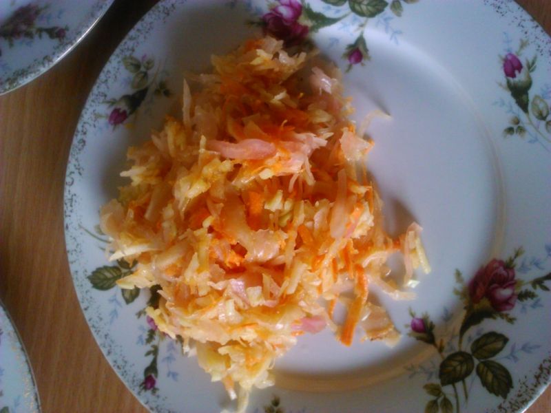 Surówka z kiszonej kapusty