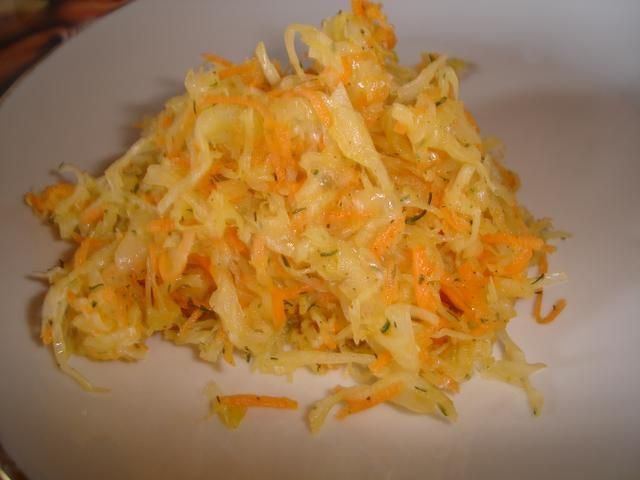 Surówka z kiszonej kapusty.