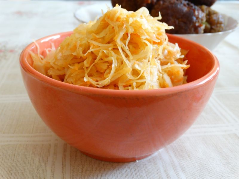 Surówka z kiszonej kapusty