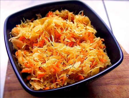 Surówka z kiszonej kapusty