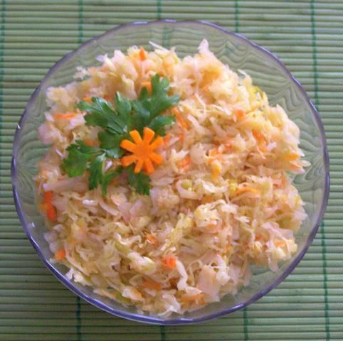 Surówka z kiszonej kapusty