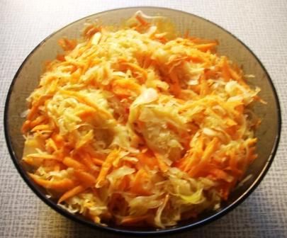 Surówka z kiszonej kapusty