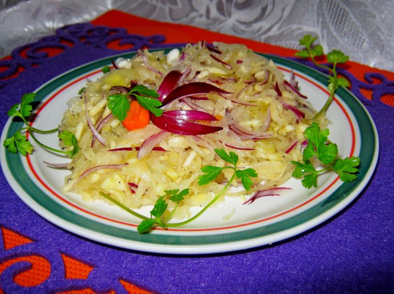 Surówka z kiszonej kapusty