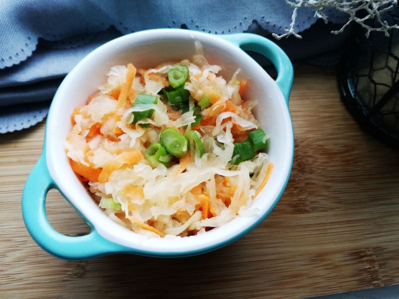 Surówka z kiszonej kapusty