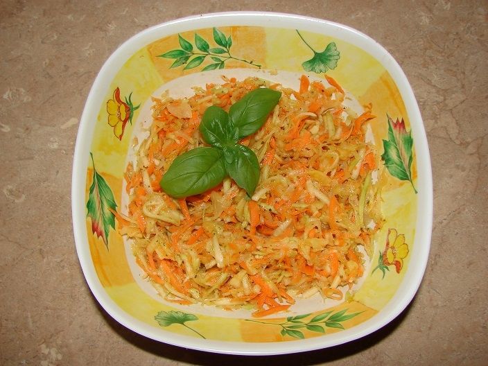 Surówka z kiszonej kapusty i cukinii 