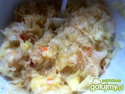 Surówka z kiszonej kapusty i jabłka