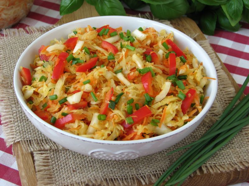 Surówka z kiszonej kapusty i papryki