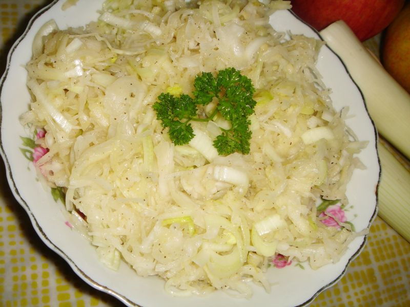 Surówka z kiszonej kapusty i pora Surówka z kiszonej kapusty i pora