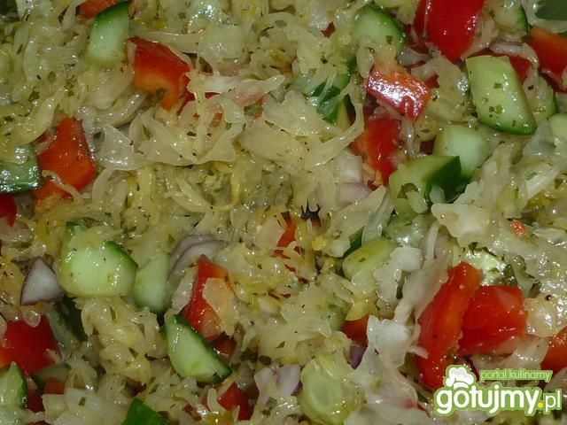 Surówka z kiszonej kapusty na bogato