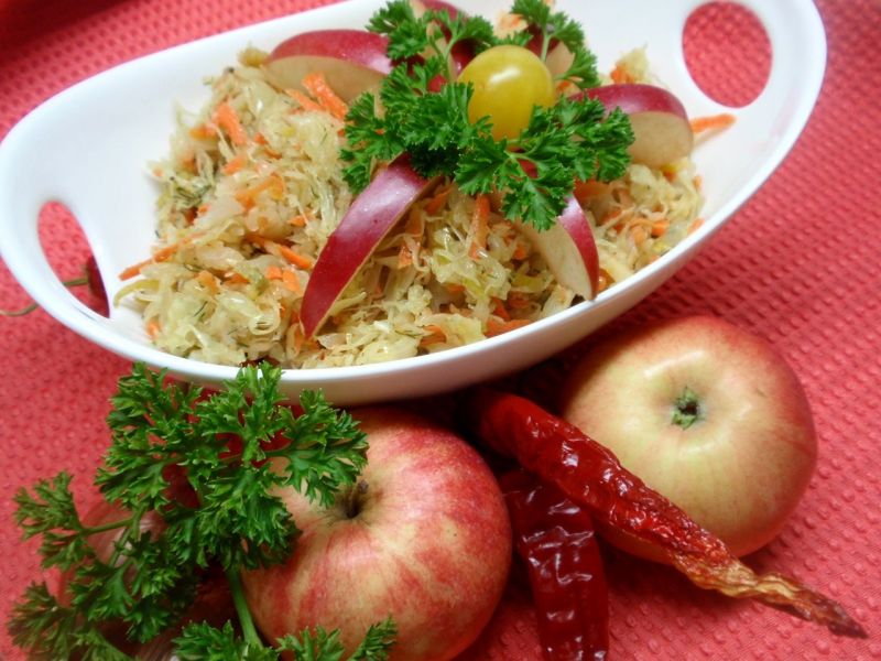 Surówka z kiszonej kapusty po mojemu 