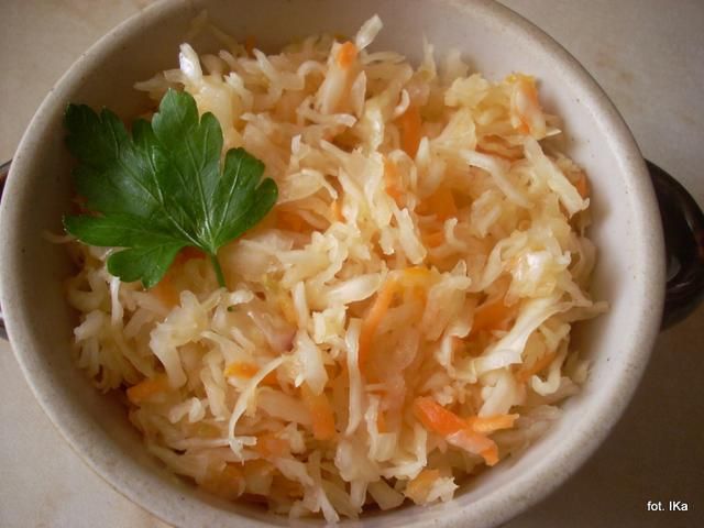 Surówka z kiszonej kapusty z czosnkiem 