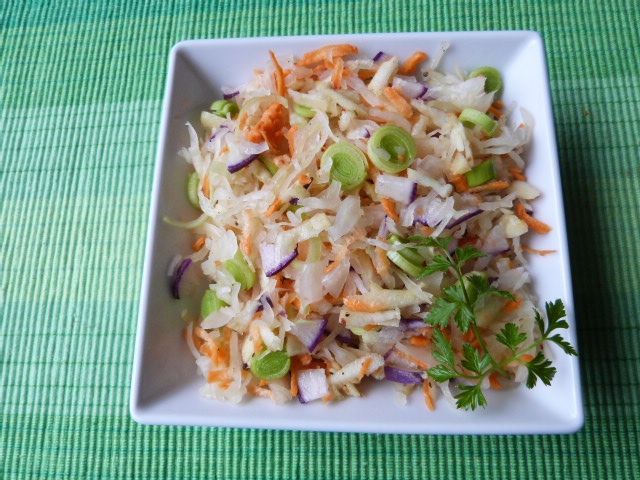 Surówka z kiszonej kapusty z fioletową rzodkiewką