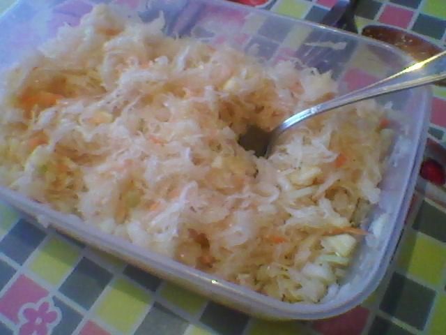 Surówka z kiszonej kapusty z jabłkiem