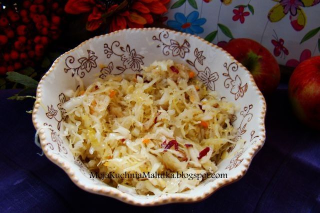 Surówka z kiszonej kapusty z kminkiem 