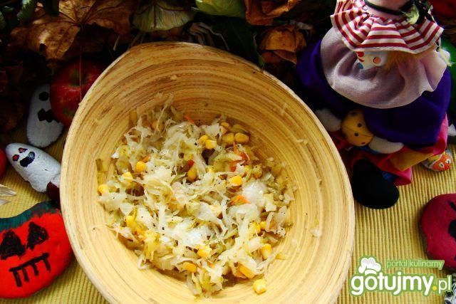 Surówka z kiszonej kapusty z korniszonem